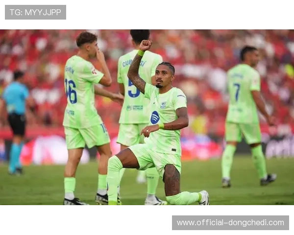 巴萨球迷客场高歌助威,亚马尔鼓掌回应互动 巴萨球迷客场高歌助威,亚马尔鼓掌回应互动