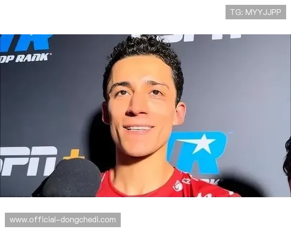 埃斯皮诺萨腹部重拳屡次命中,赫盖顽强抵抗至回合结束获观众掌声 埃斯皮诺萨腹部重拳屡次命中,赫盖顽强抵抗至回合结束获观众掌声